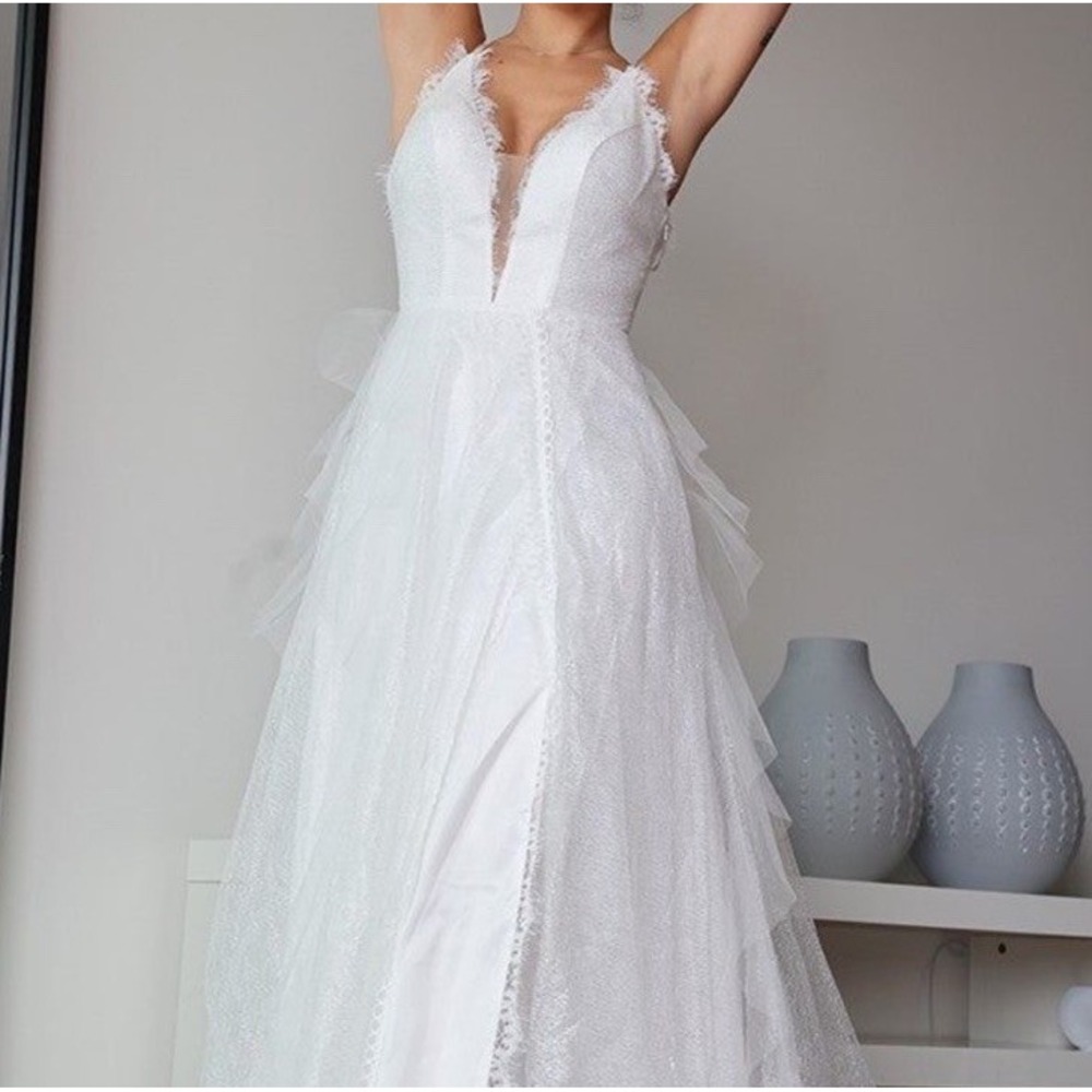A-Line/Princess Tulle Applique V-neck Sleeveless Sweep/Brush Train Wedding Dress